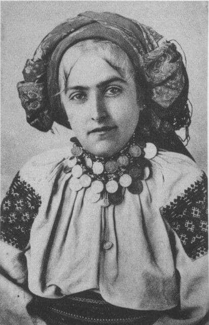 Смотрите, как выглядели украинки 100 лет назад и сравните их с россиянками (фото)