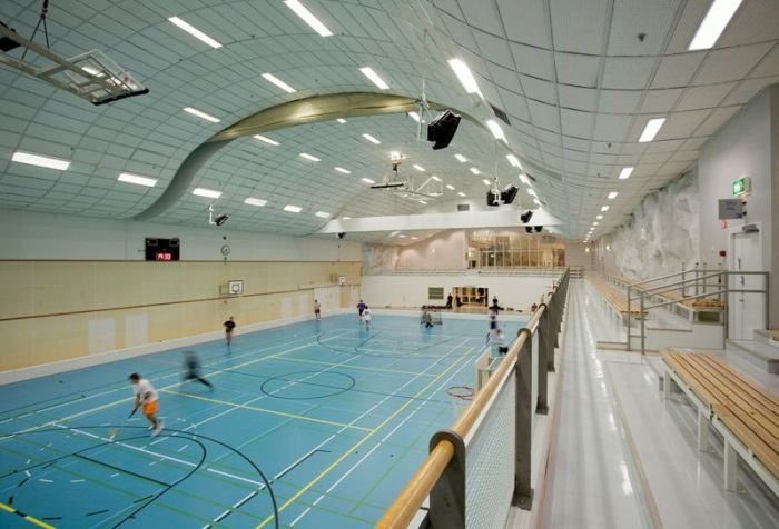 Футбольное поле и кафетерий: в Финляндии показали город-бомбоубежище (видео)