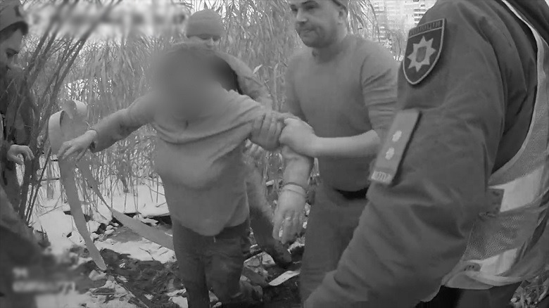 У Києві жінка провалилась під лід, рятуючи собаку: як їх діставали з води