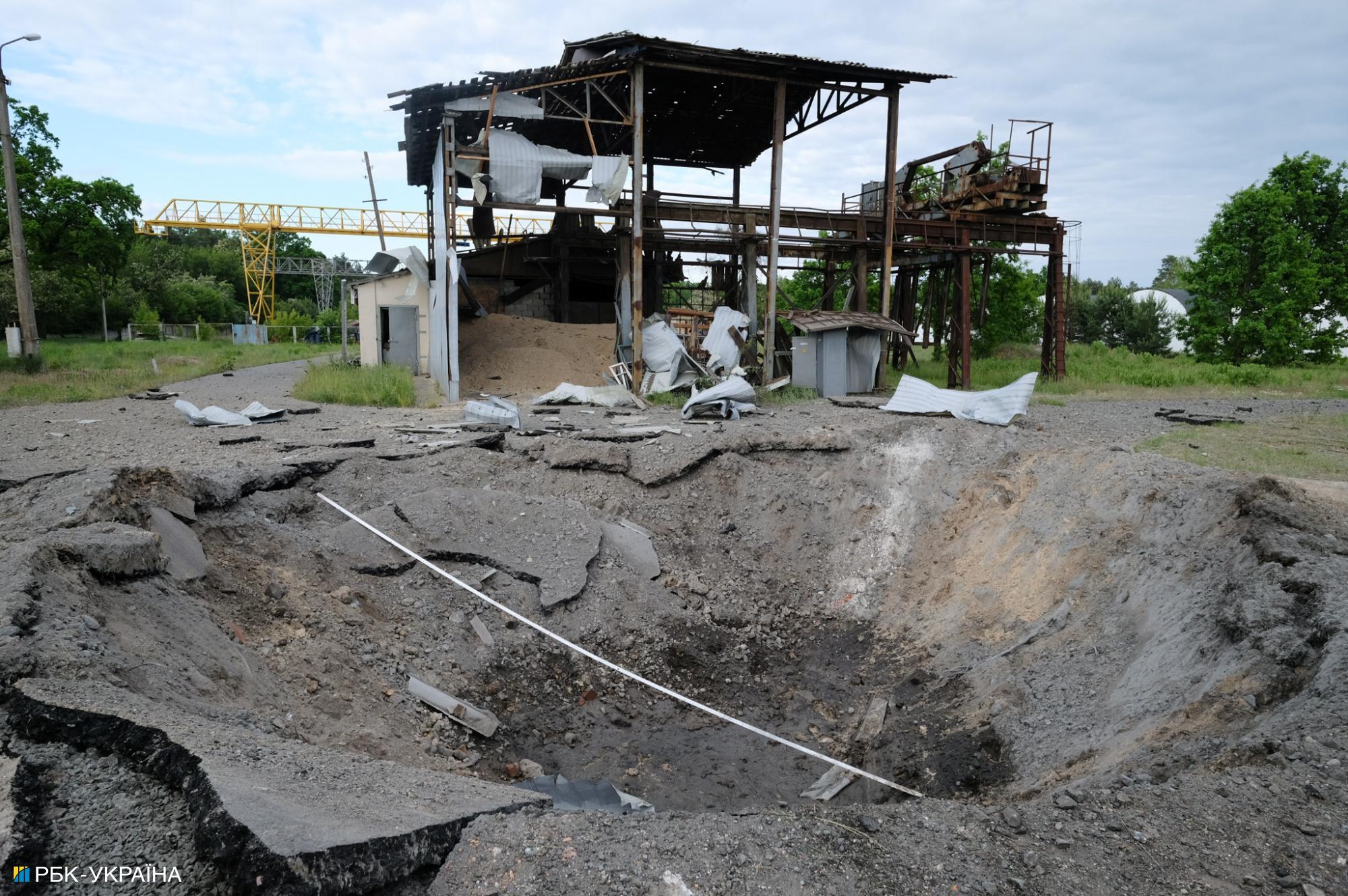 Ранковий удар по Києву. Фоторепортаж з обстріляного ДВРЗ
