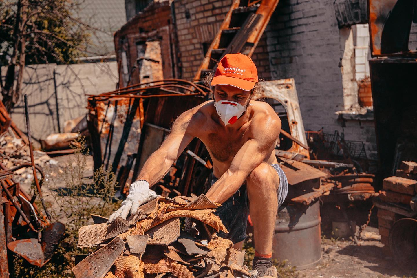 Путешественники ездят по Украине, разбирая заваленные дома: как живут и работают magic-люди