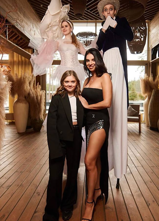 10 найгарячіших образів дружини Олександра Усика: око не відірвати