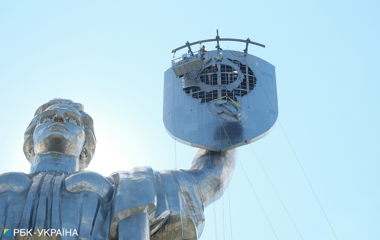 У росіян підгорає через демонтаж герба СРСР з "Батьківщини-матері": відео істерики