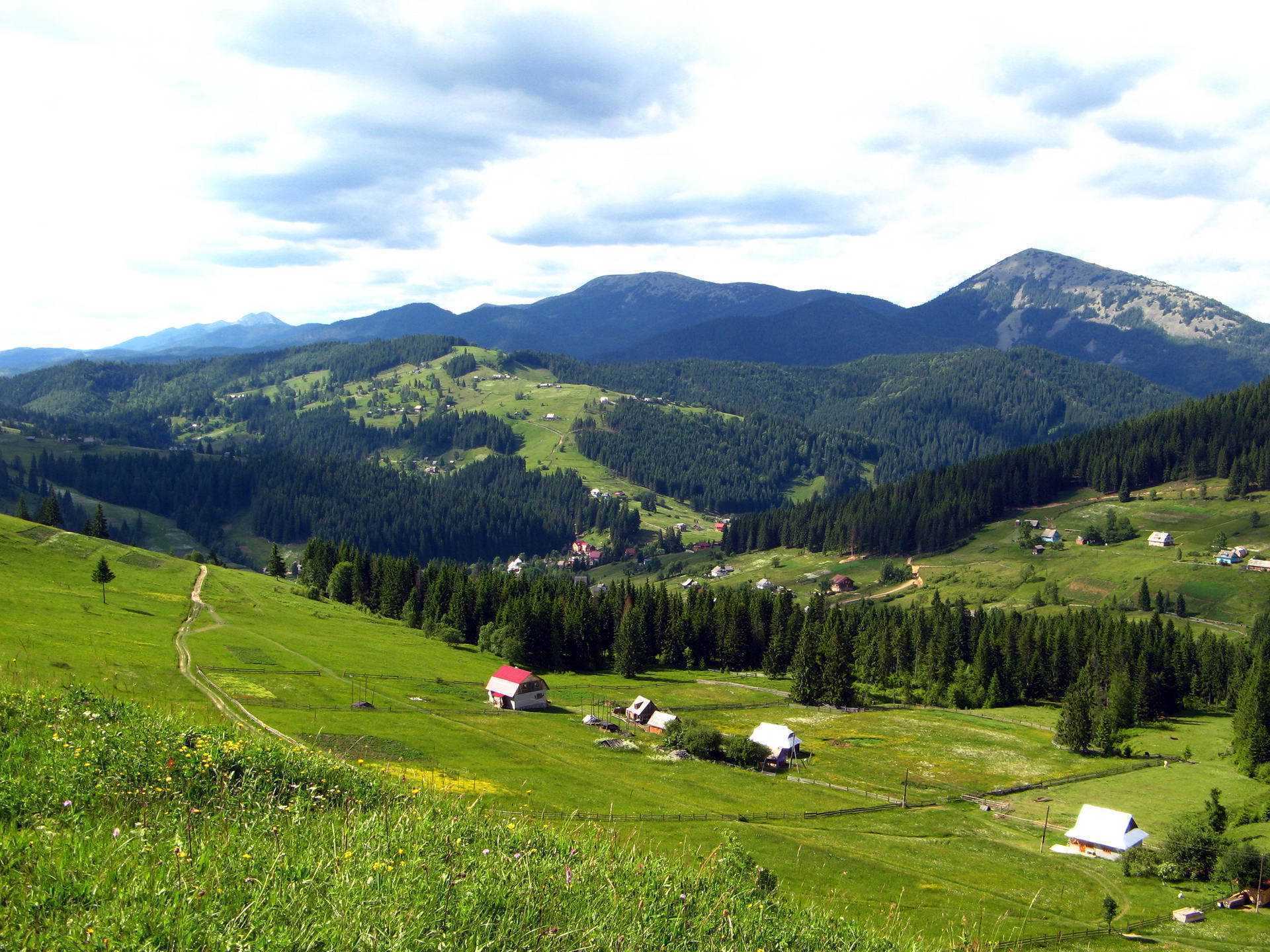 Не гірше, ніж в Буковелі. 8 мальовничих карпатських селищ для сімейного відпочинку