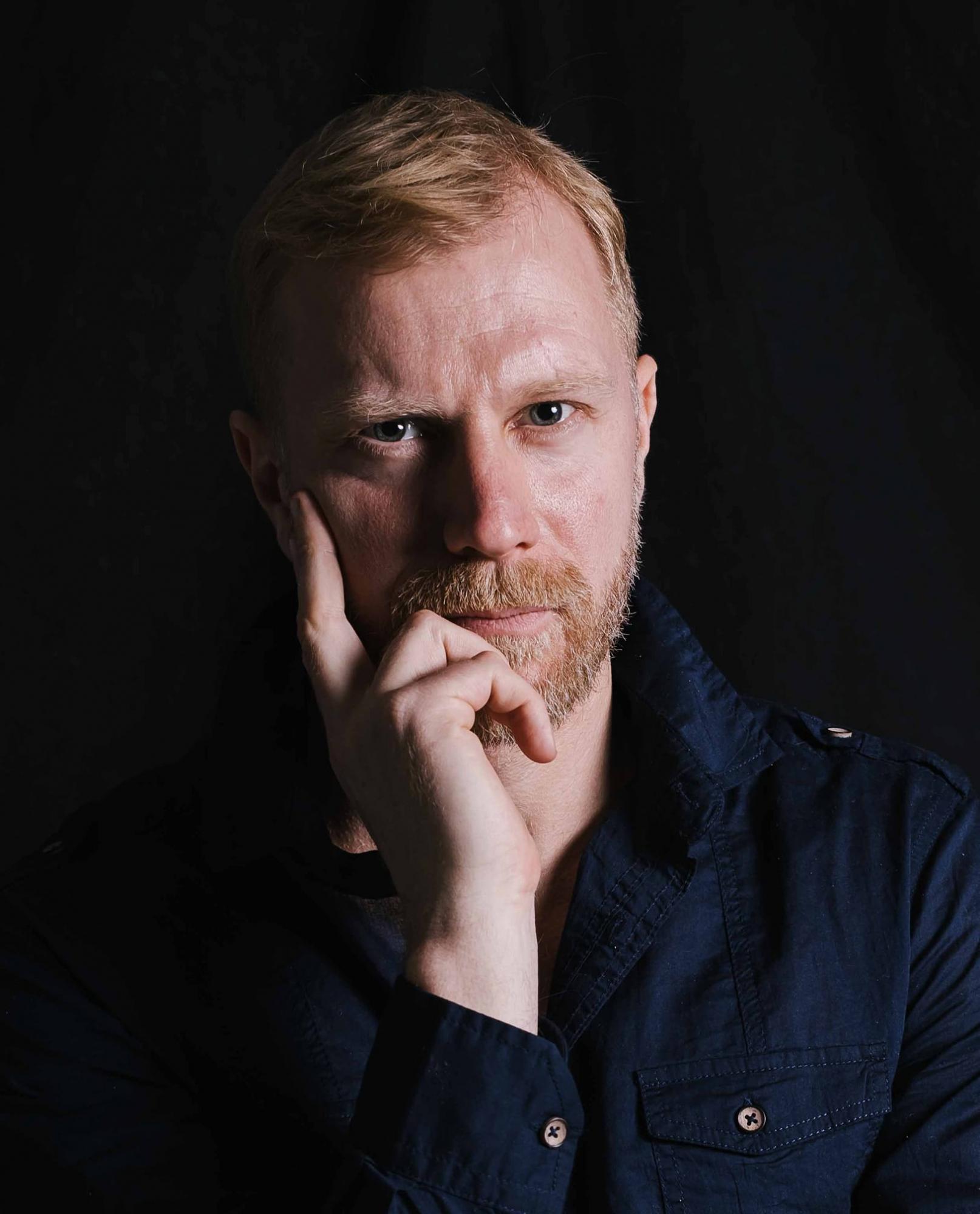 Контузія та зашите обличчя: відомий актор отримав поранення на фронті