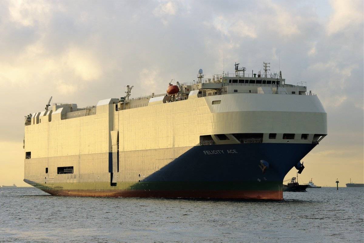 4000 машин Porsche та Volkswagen покинуті на палаючому кораблі у відкритому морі