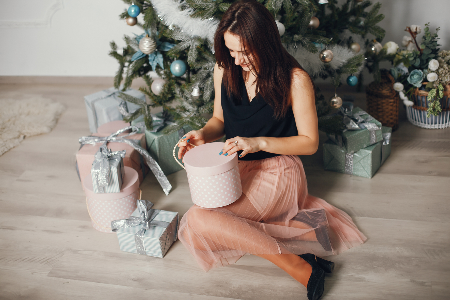 Що покласти під ялинку жінці: топ-16 варіантів