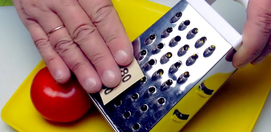 Один простой фокус вернет вашей терке остроту: что нужно сделать