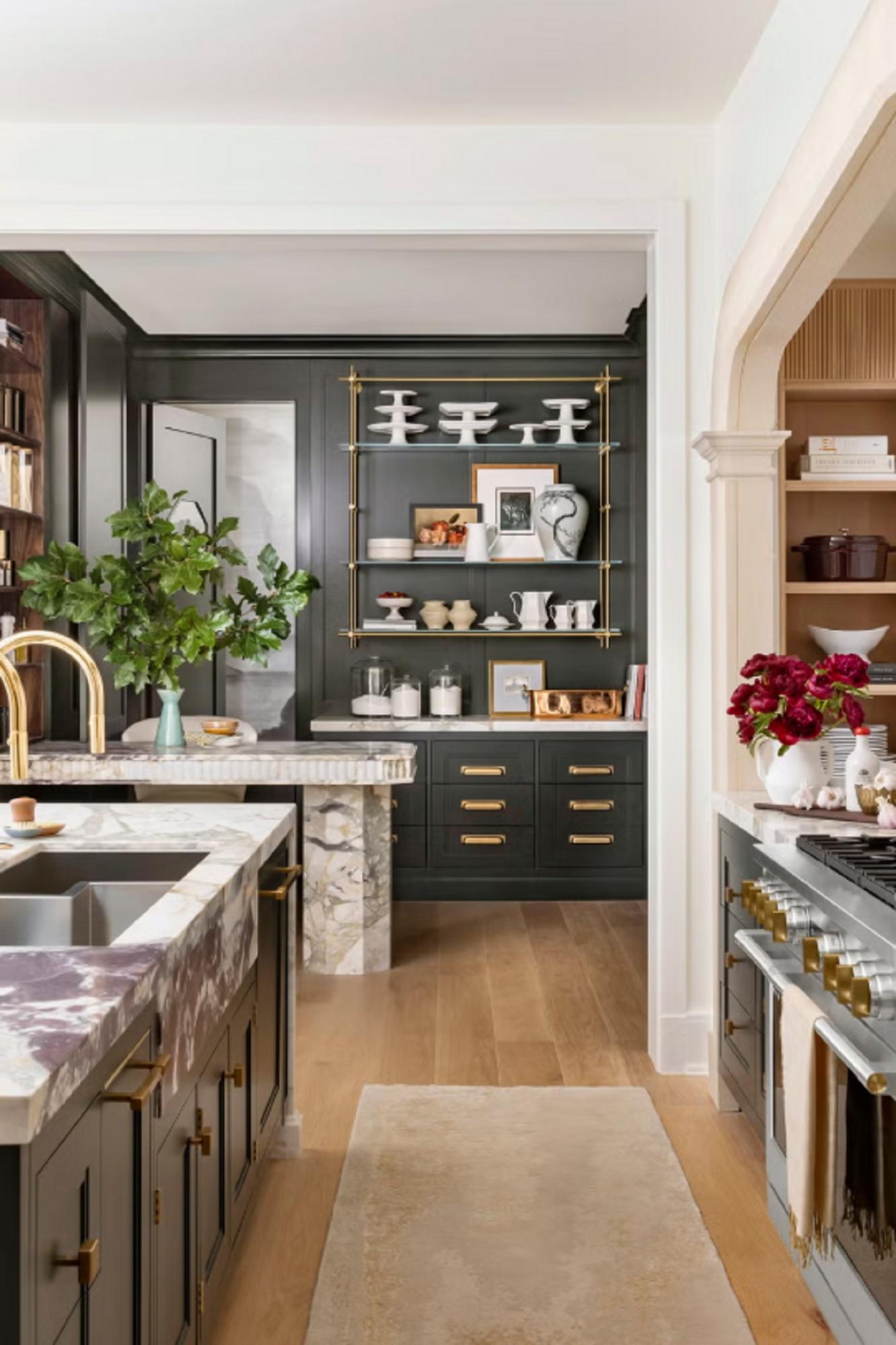 15 ідеальних кольорів фарби для кухонних шаф, які ніколи не виходять з моди