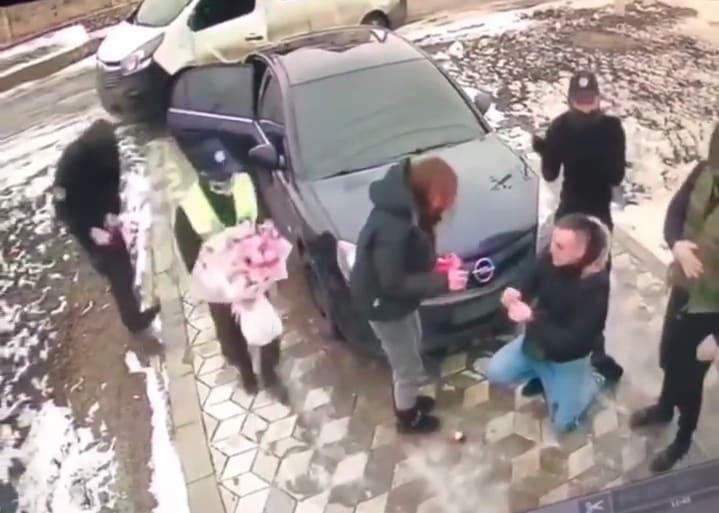 В Мелитополе парень оригинально сделал предложение своей возлюбленной: помогли "копы" (видео)