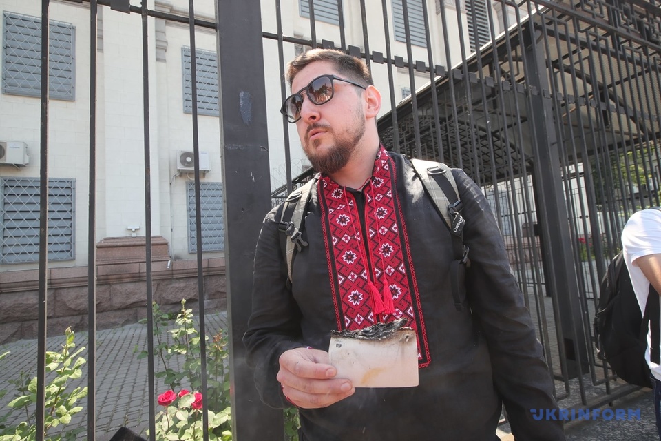 Сожжение паспорта, унитаз и могильные кресты оккупантам: как в Киеве провели акцию "Последний день России"