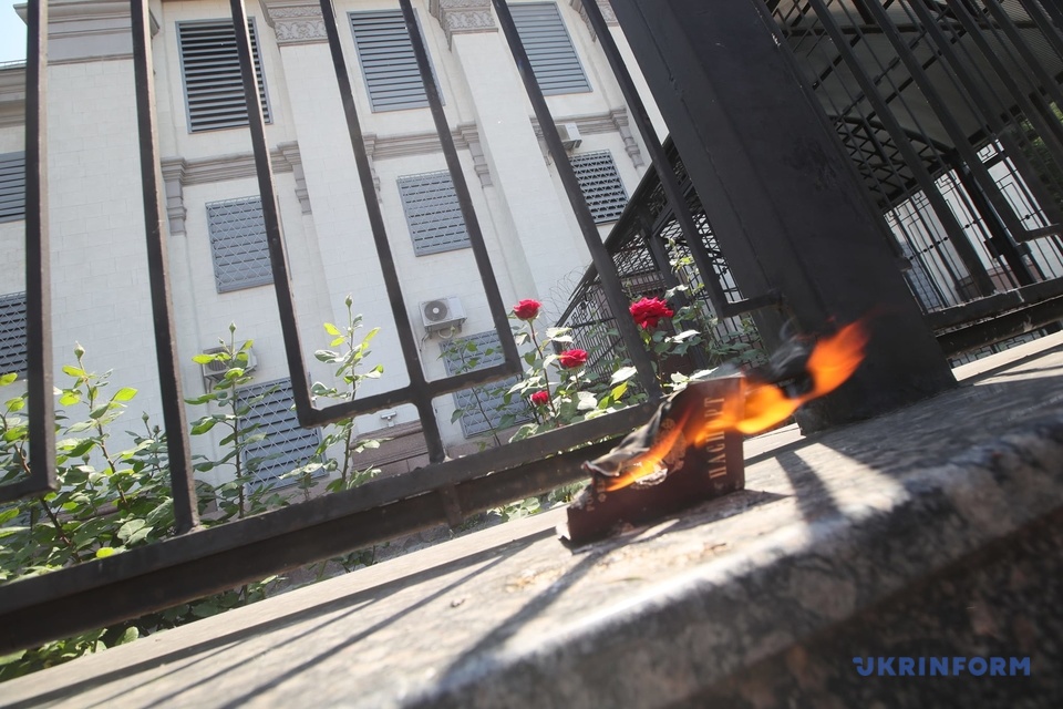 Сожжение паспорта, унитаз и могильные кресты оккупантам: как в Киеве провели акцию "Последний день России"