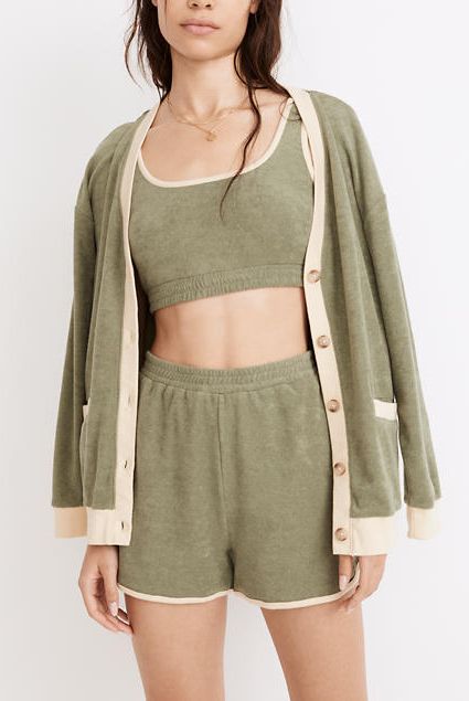 "Пушистая" одежда стала новым трендом лета 2022 года: как носить красиво