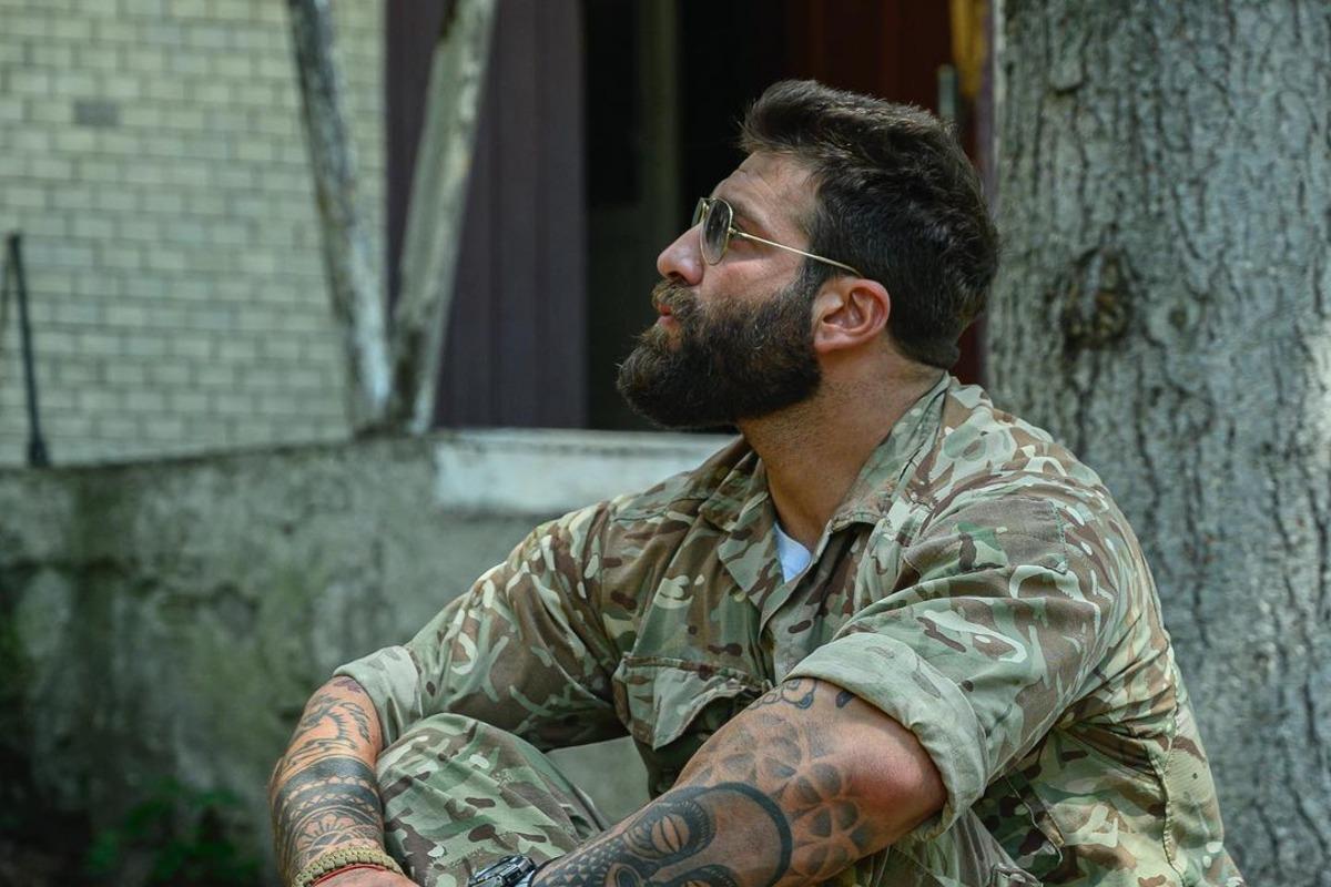 Уламки, контузії та важкі травми: українські зірки, які отримали поранення на фронті