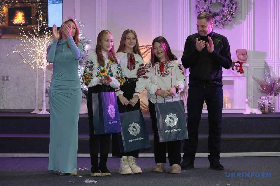 Маленькі герої: в Україні нагородили дітей за відвагу під час війни (фото)