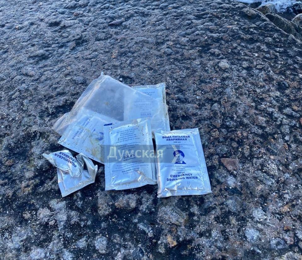 "Вітання з дна": на пляж Одеси викинуло пакети з крейсера "Москва"