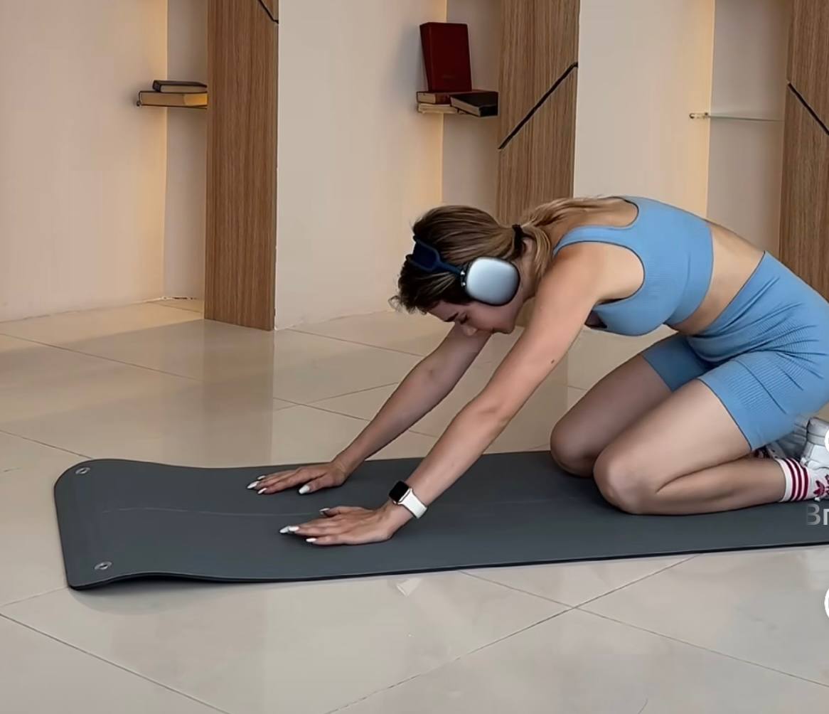 Тренер назвала 4 ефективні вправи, які допоможуть позбутися болю в попереку (відео)