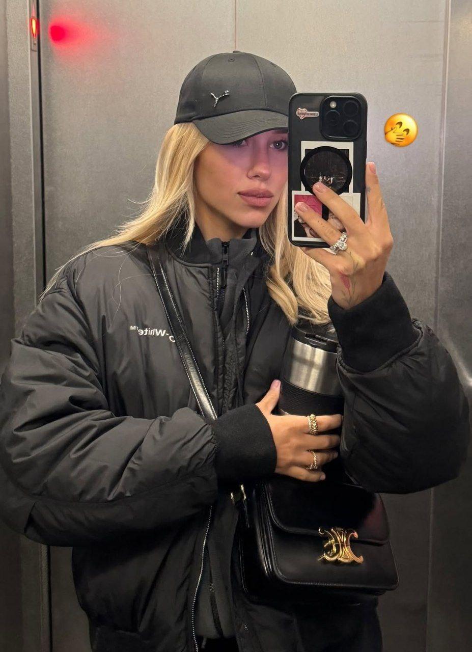 Таки вийшла заміж за Бражка? Квіткова показала паспорт із новим прізвищем (фото)