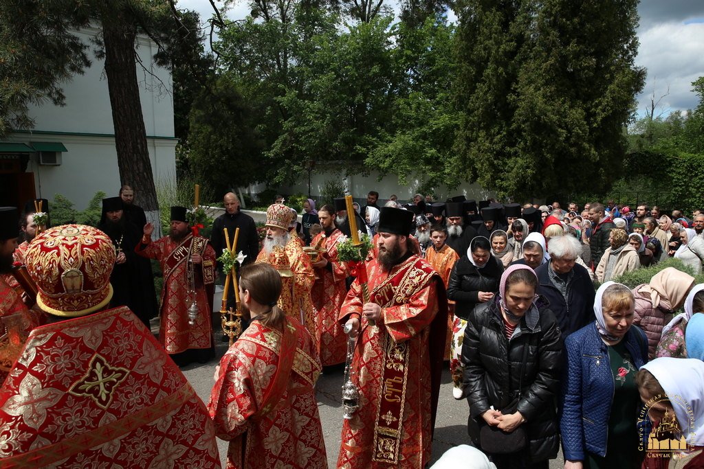 Крестный ход и молитвы "за всех нас грешных": каким было последнее богослужение в Святогорской лавре