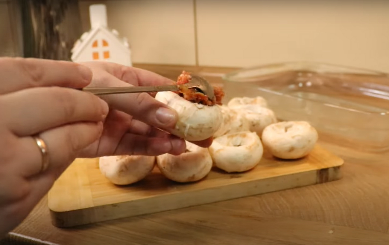 Фаршировані печериці з сиром: неймовірна страва з простими інгредієнтами