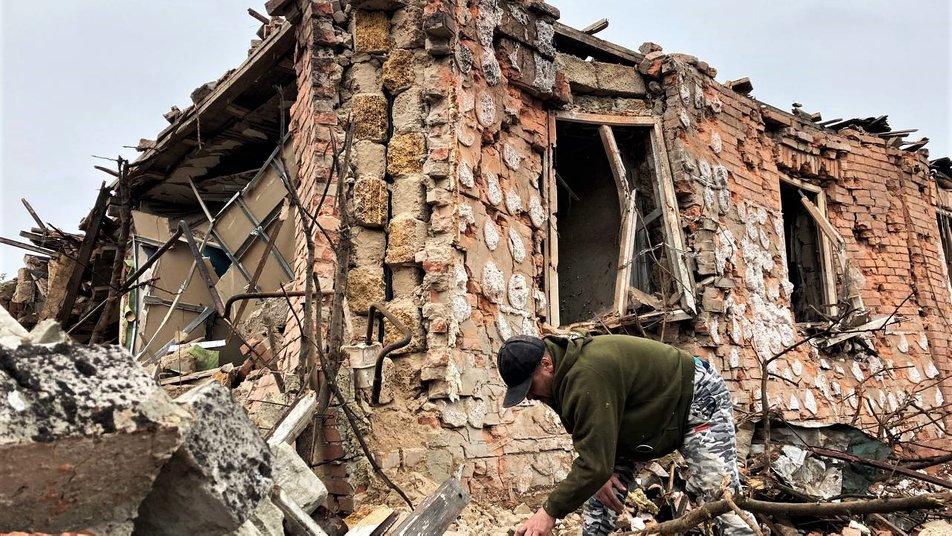 В Харьковской области отец на месте обстрела нашел фото погибшей дочери: невозможно сдержать слез