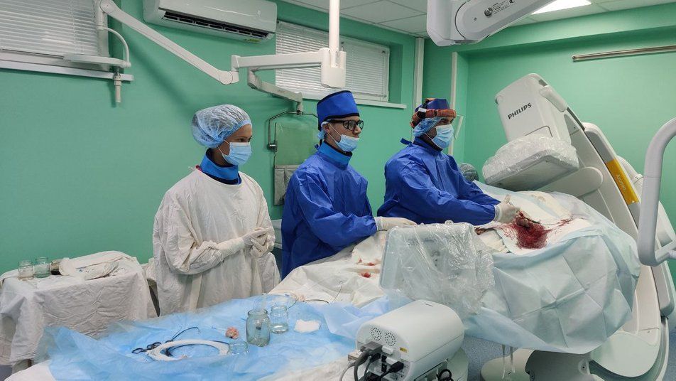 Паники нет: украинские хирурги успешно оперируют пациентов даже без света (фото и видео)