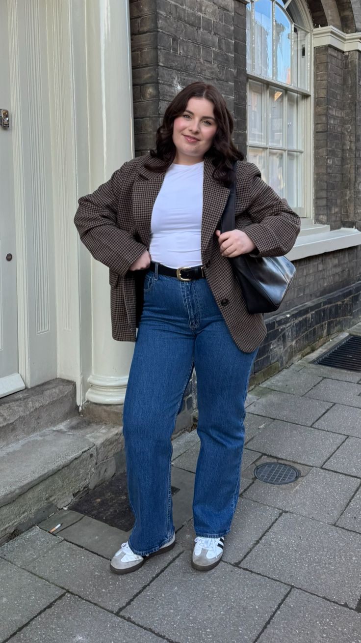 Мінус 5 см у талії: стилісти радять саме ці джинси дівчатам з пишними формами