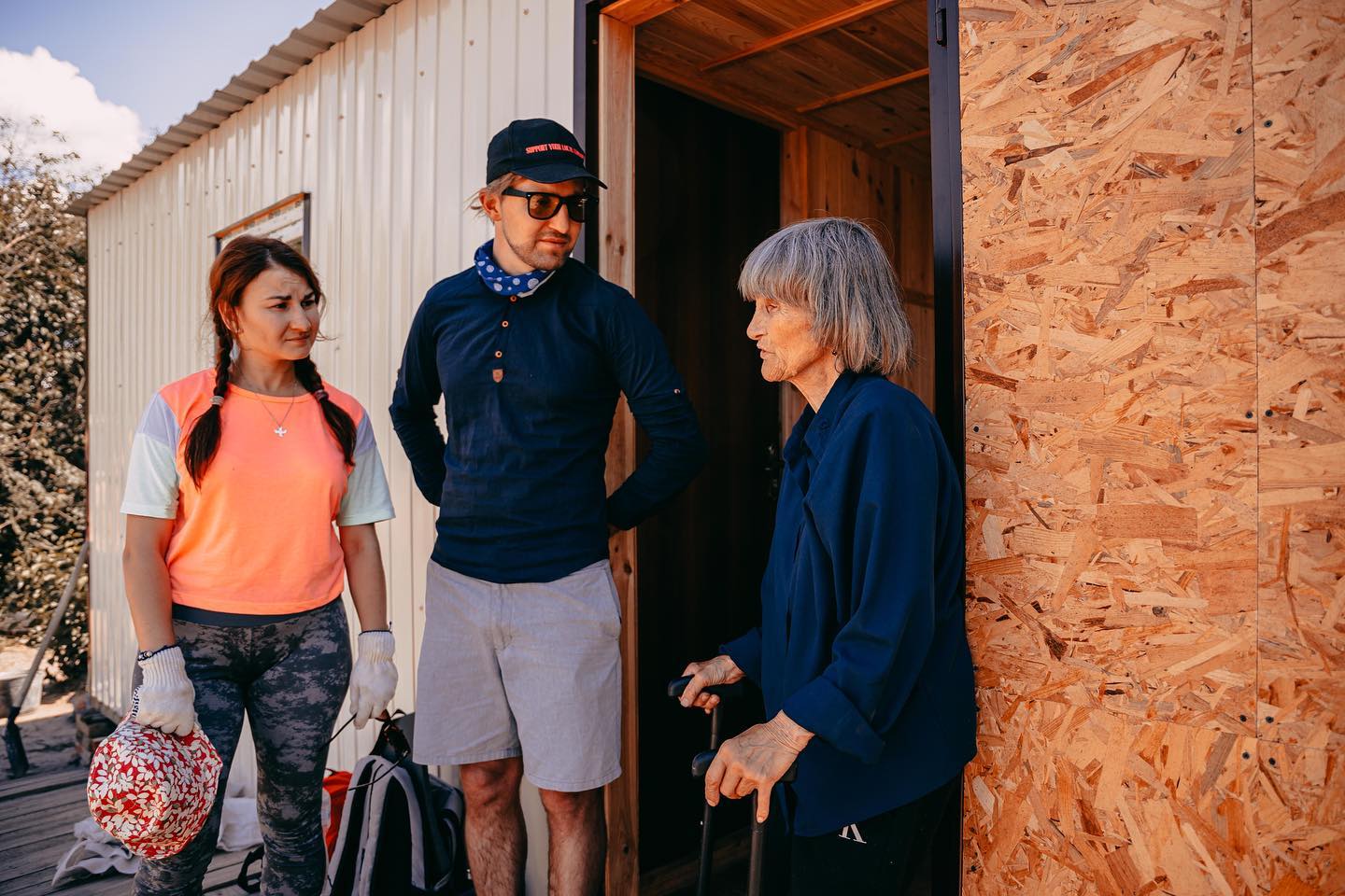 Путешественники ездят по Украине, разбирая заваленные дома: как живут и работают magic-люди