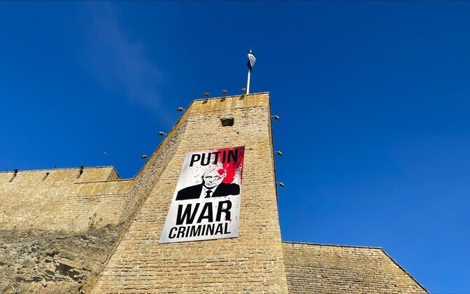 В Естонії на кордоні з РФ з'явився плакат із Путіним, звинуваченим у військових злочинах