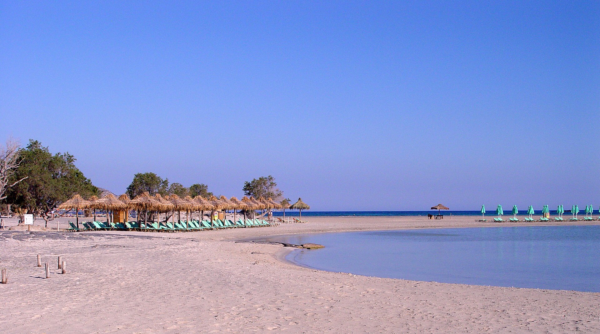 Забудьте про білий пісок: 10 пляжів, де він рожевий, зелений і навіть чорний