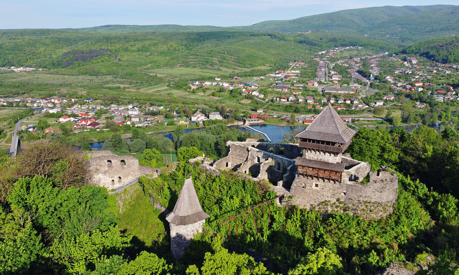 Окна-бойницы и метровые стены: 10 замков в Украине, где можно переночевать