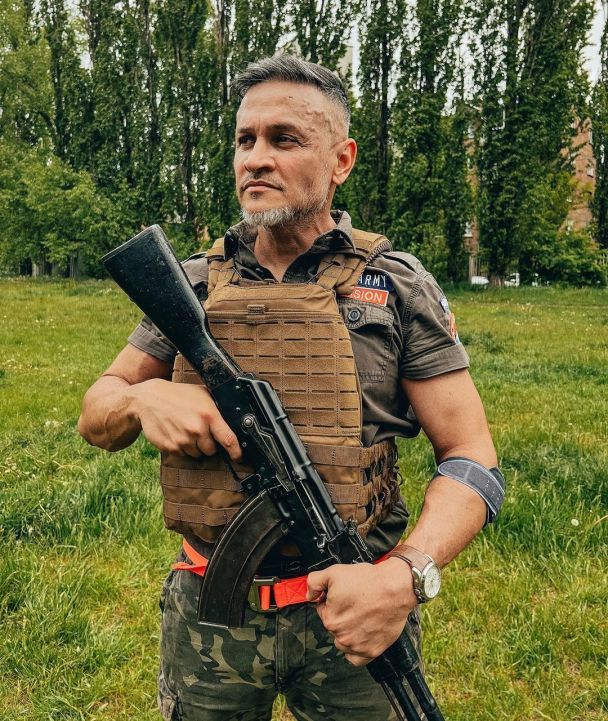 "Наважувався довго". Ектор Хіменес-Браво неочікувано показався у військовій формі і зробив заяву