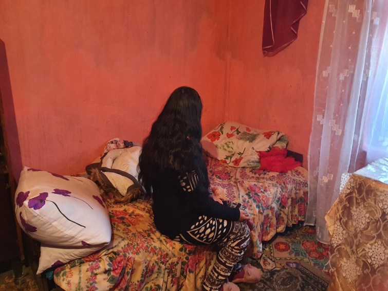 На Закарпатье 11-летняя девочка родила ребенка от сожителя матери: назвала сына в его честь