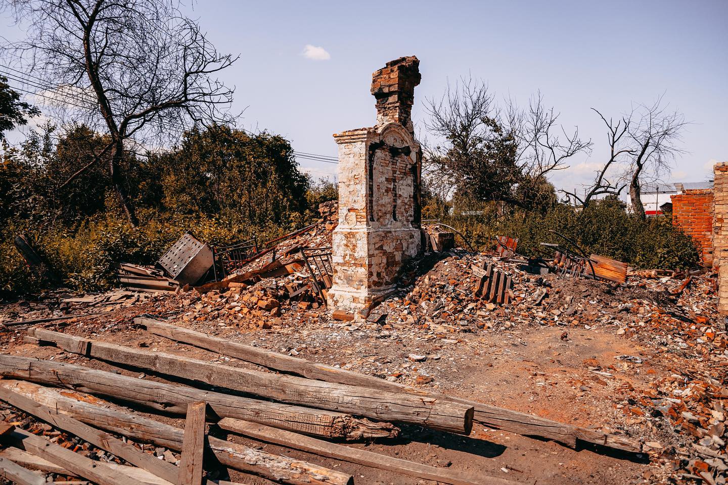 Путешественники ездят по Украине, разбирая заваленные дома: как живут и работают magic-люди