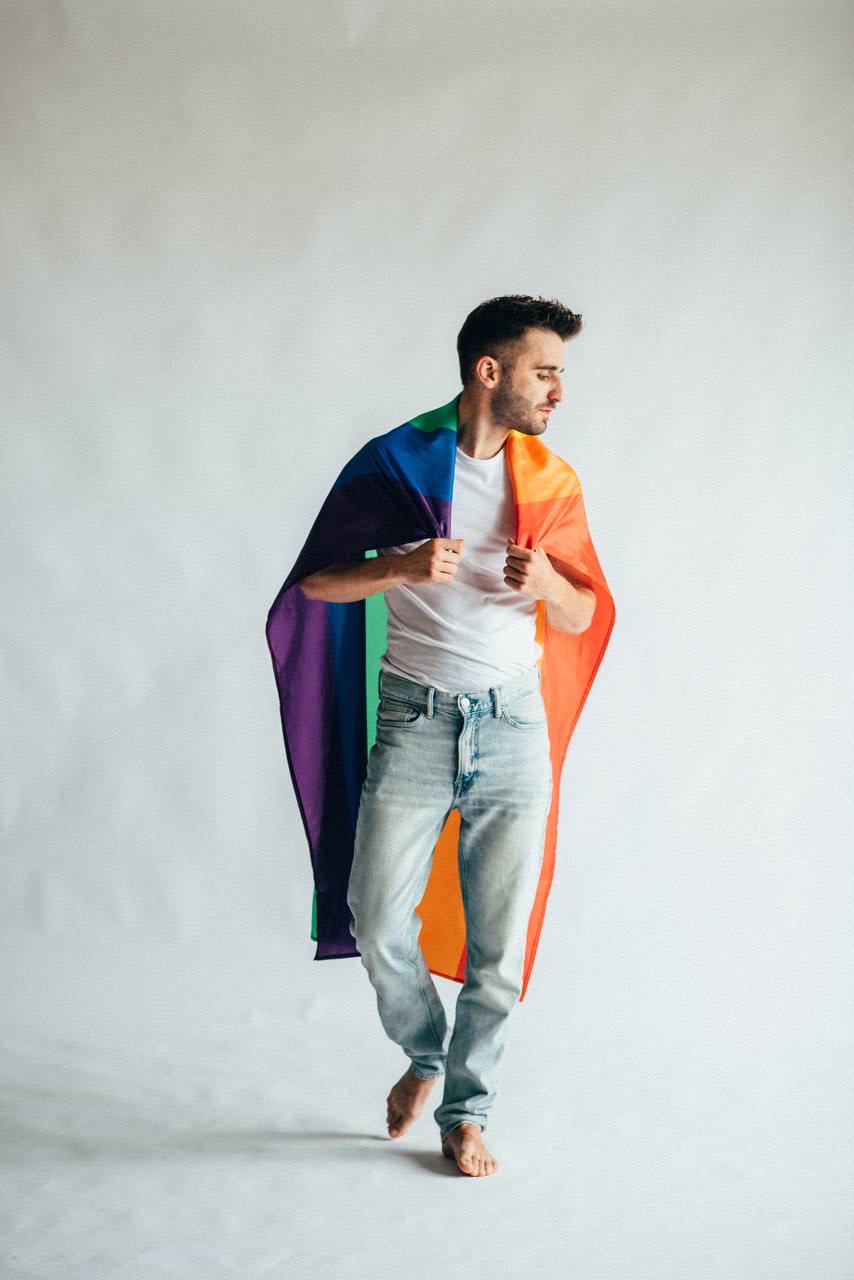 "Мы все из одного теста". Певец-гей ANDRUX - о ЛГБТ-военных, дискриминации и "любви" церкви