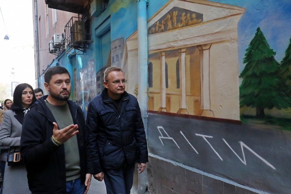 "Дорога додому": у Львові з'явився 30-метровий мурал про місто-герой Маріуполь (фото)