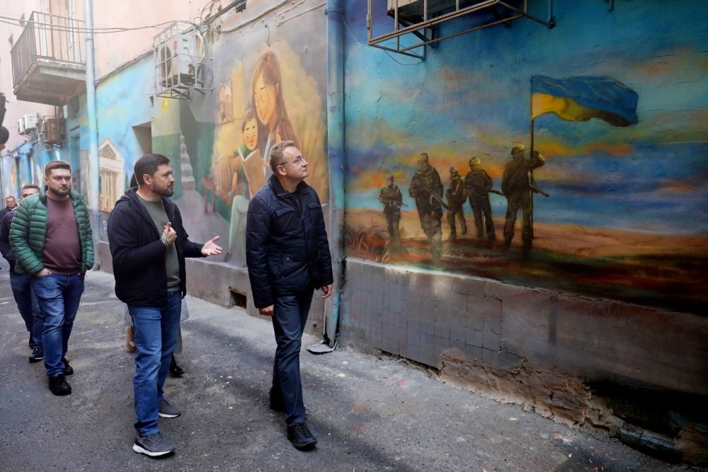 "Дорога додому": у Львові з'явився 30-метровий мурал про місто-герой Маріуполь (фото)