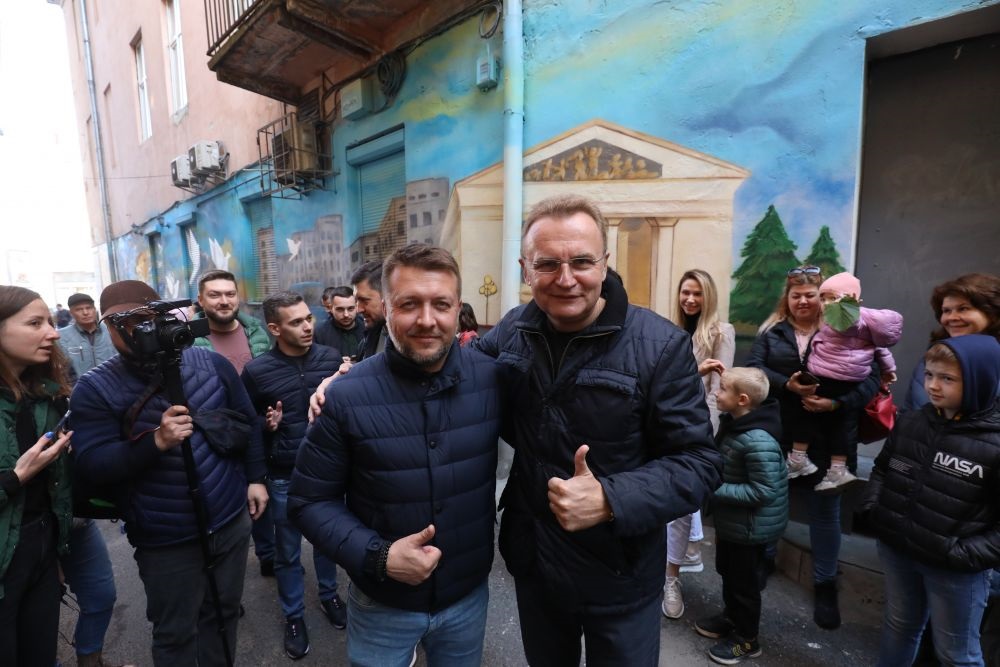 "Дорога додому": у Львові з'явився 30-метровий мурал про місто-герой Маріуполь (фото)