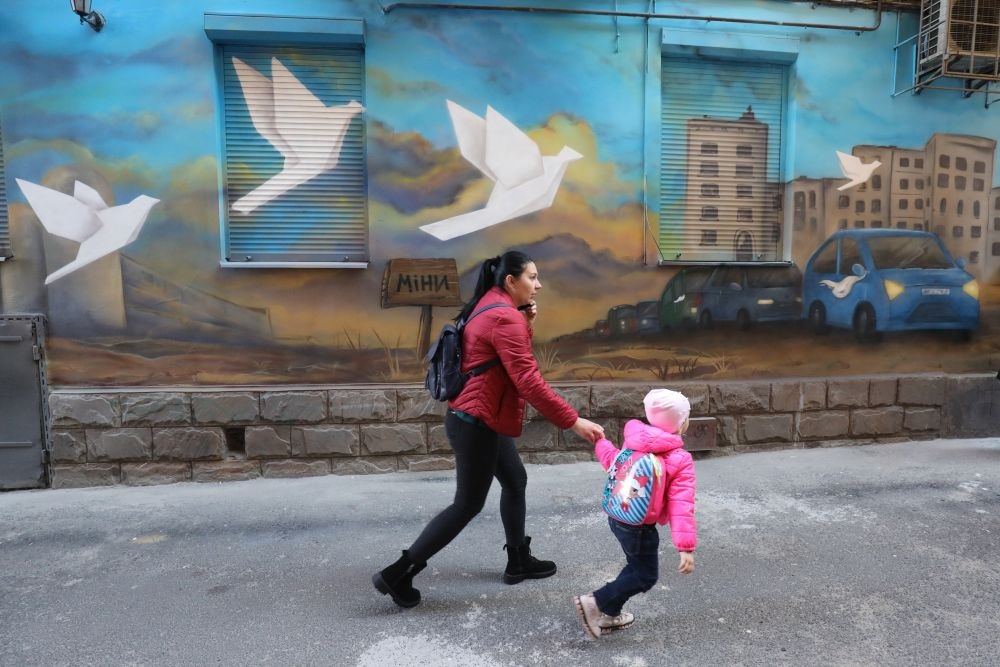 "Дорога додому": у Львові з'явився 30-метровий мурал про місто-герой Маріуполь (фото)