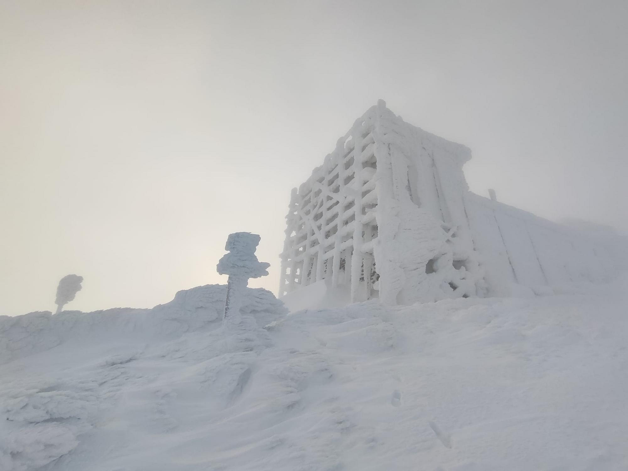 У Карпатах мороз до -11 та сильний туман (фото)