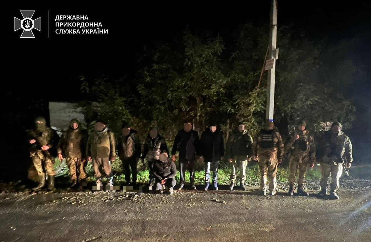 Зупинили за 200 м від кордону зі Словаччиною. Прикордонники затримали групу ухилянтів