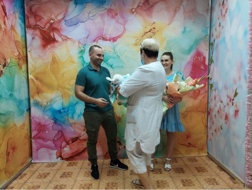 В одном из роддомов Днепра впервые за 25 лет женщина родила тройню: фото счастливой семьи