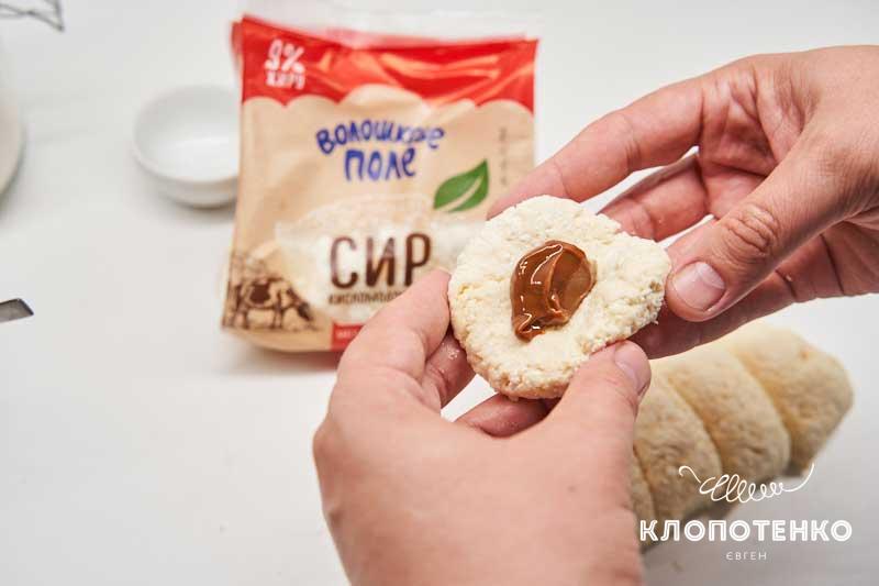 Клопотенко дал простой рецепт идеальных сырников, нафаршировав их сгущенкой