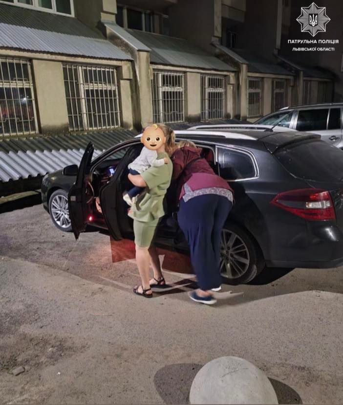 Во Львове патрульные в час пик помогли родителям доставить маленького мальчика в больницу (фото)