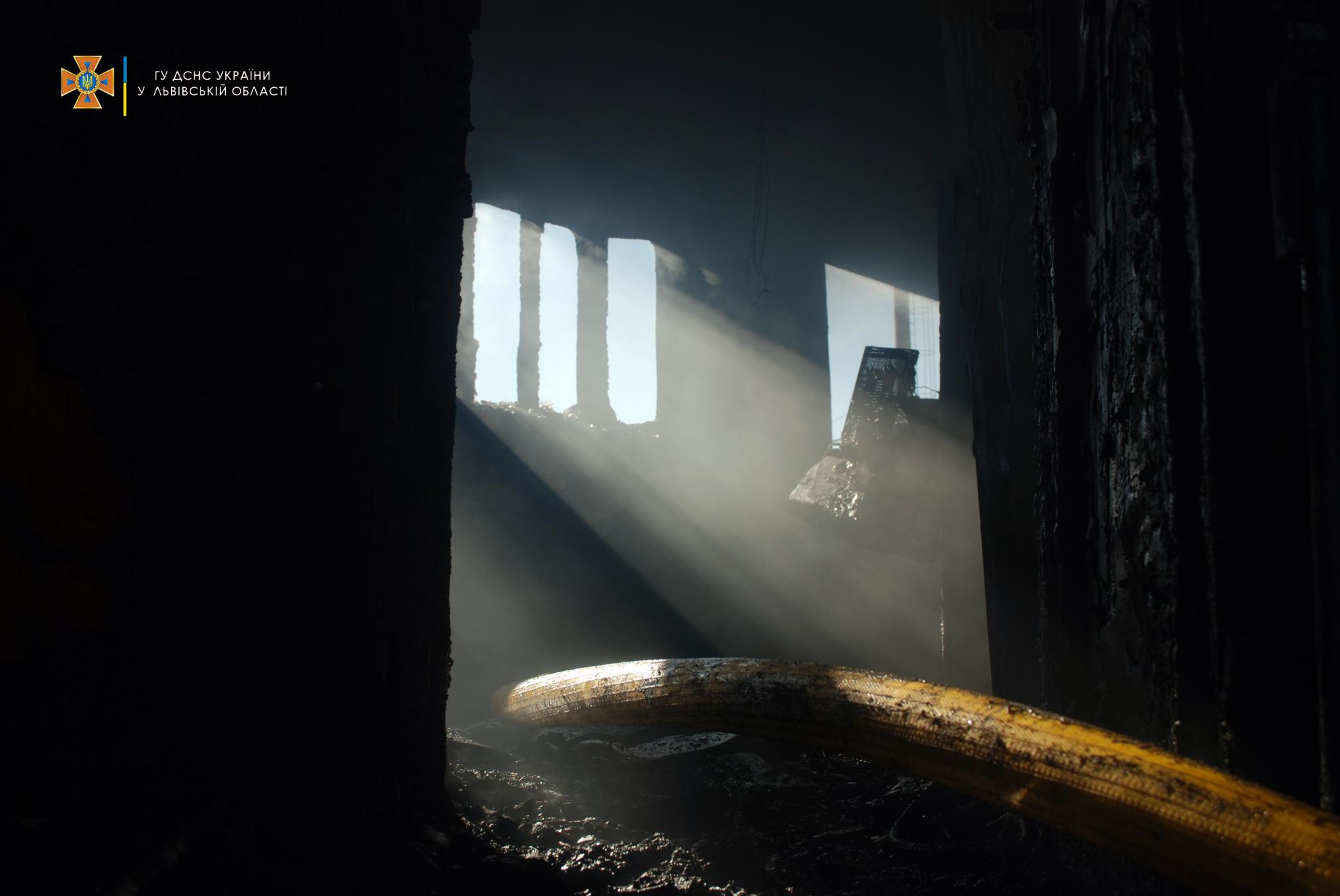 Во Львове на вокзале полностью сгорел вагон поезда: видео и фото пожара