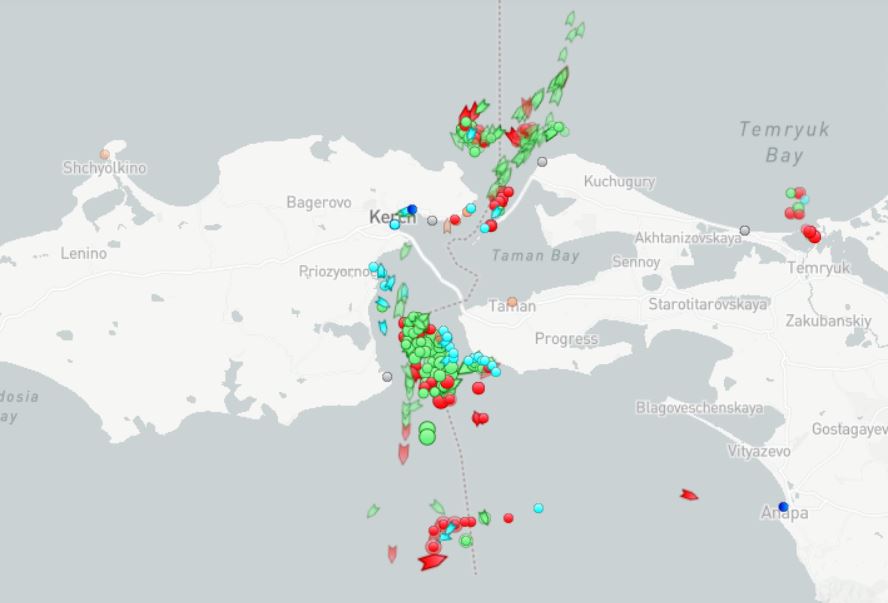 В районе Керченского пролива образовались пробки с кораблей из-за взрыва на Крымском мосту