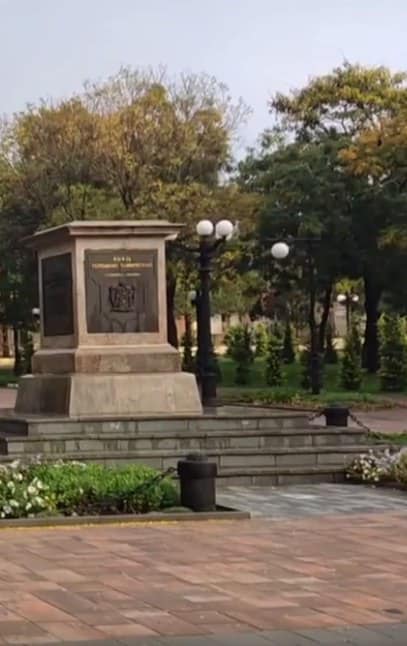 Окупанти демонтували та вивезли з Херсона вже три пам'ятника