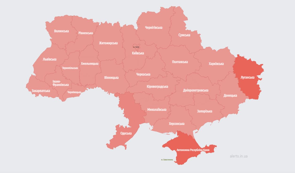 Є "прильоти", працює ППО. Україна під масовим ракетним ударом: усі подробиці