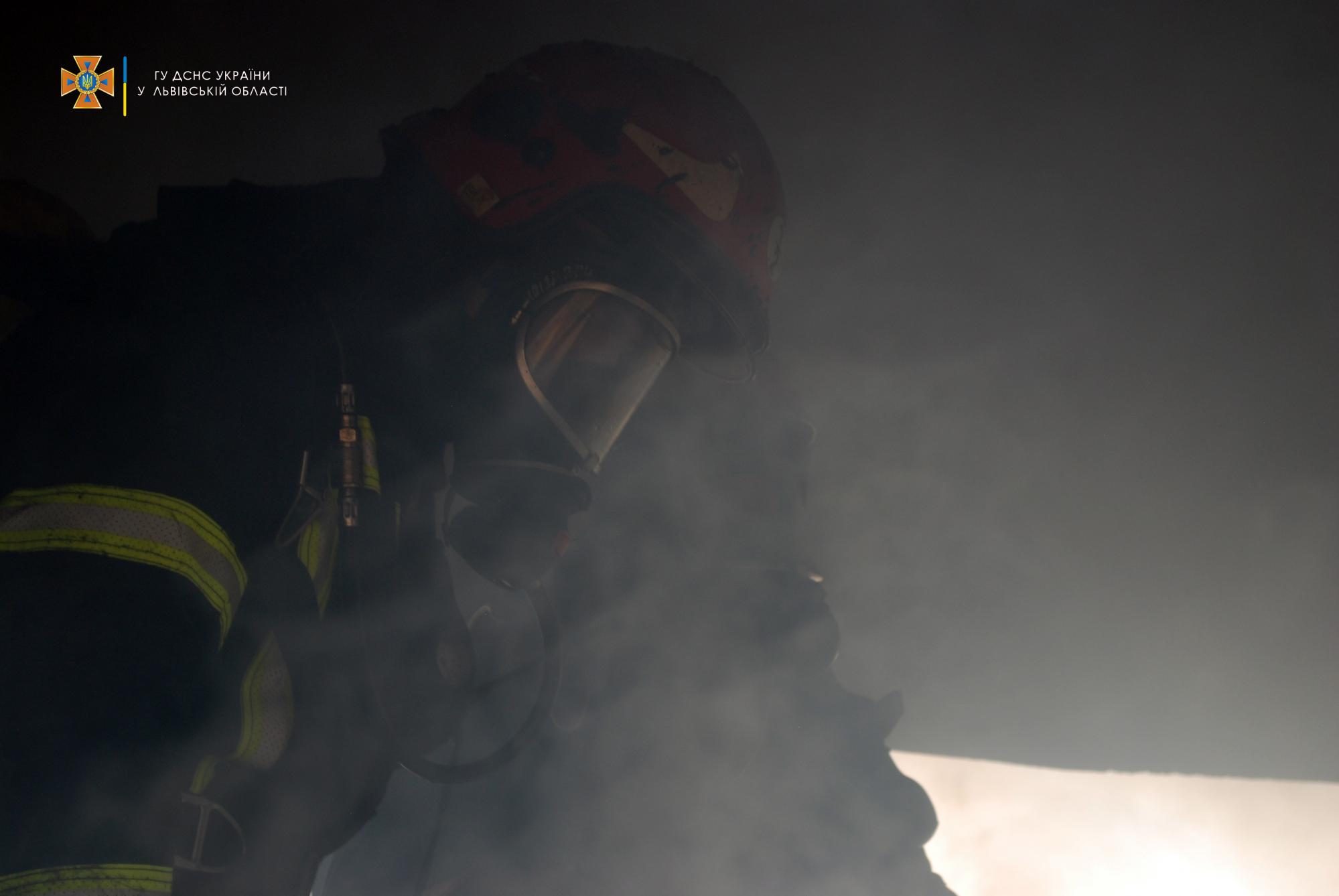 Во Львове на вокзале полностью сгорел вагон поезда: видео и фото пожара