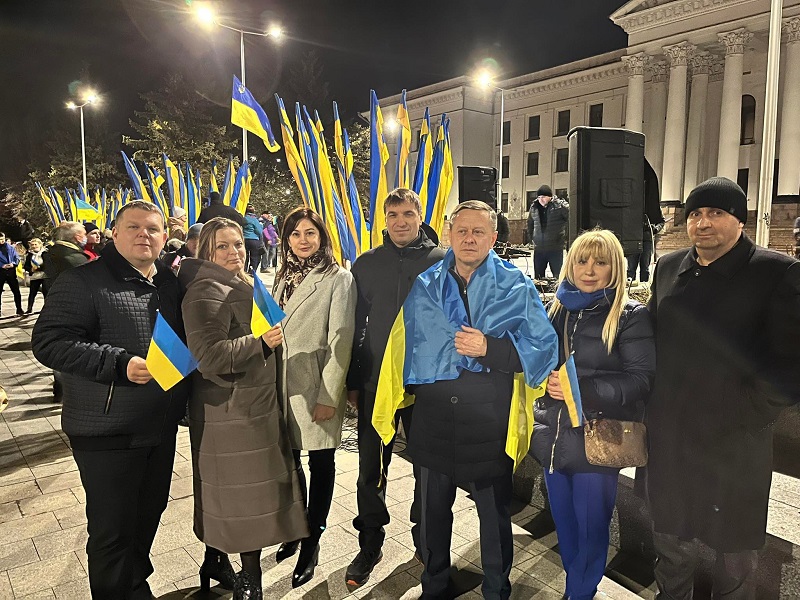 Жителі Краматорська масово вийшли на мітинг за Україну: з прапорами, гаслами і гімном (відео, фото)